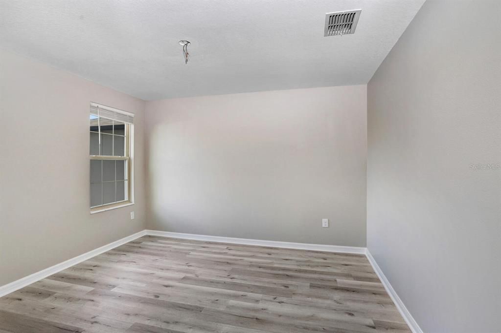 For Sale: $380,000 (5 beds, 2 baths, 2415 Square Feet)