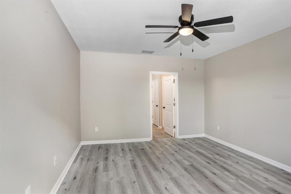 For Sale: $380,000 (5 beds, 2 baths, 2415 Square Feet)