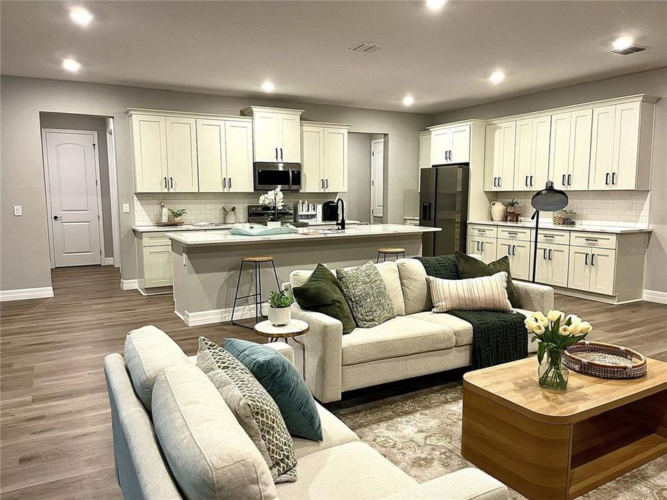 Activo con contrato: $467,900 (4 camas, 3 baños, 2478 Pies cuadrados)