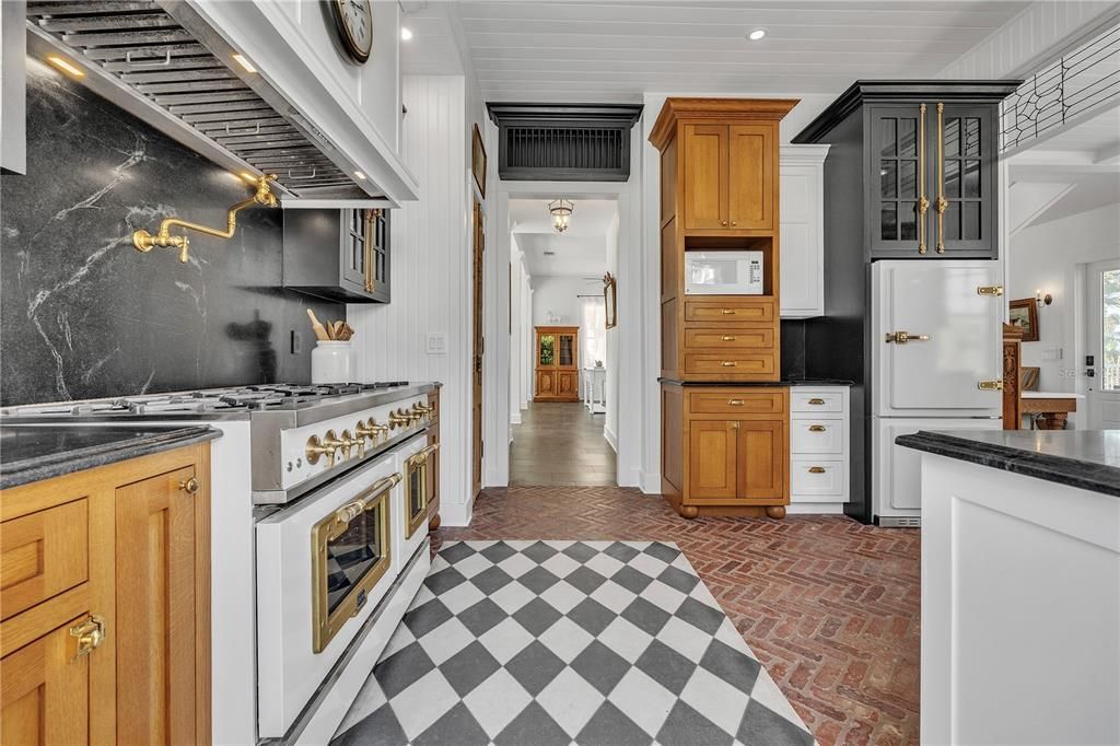 For Sale: $2,500,000 (4 beds, 5 baths, 3200 Square Feet)