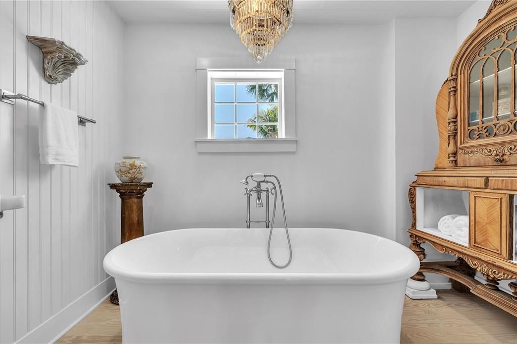 For Sale: $2,500,000 (4 beds, 5 baths, 3200 Square Feet)