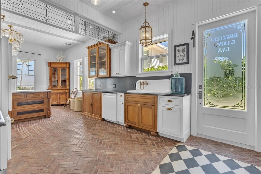 For Sale: $2,500,000 (4 beds, 5 baths, 3200 Square Feet)