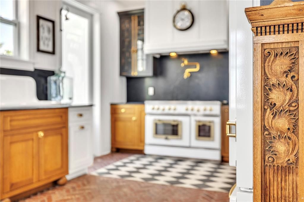 For Sale: $2,500,000 (4 beds, 5 baths, 3200 Square Feet)