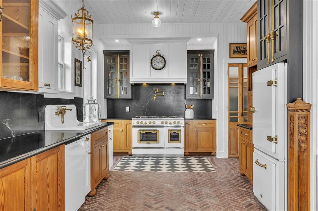 For Sale: $2,500,000 (4 beds, 5 baths, 3200 Square Feet)