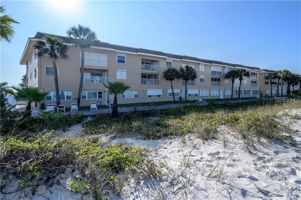 Active With Contract: $2,300 (2 beds, 2 baths, 1065 Square Feet)