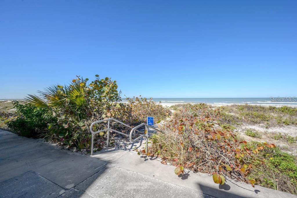 Active With Contract: $2,300 (2 beds, 2 baths, 1065 Square Feet)