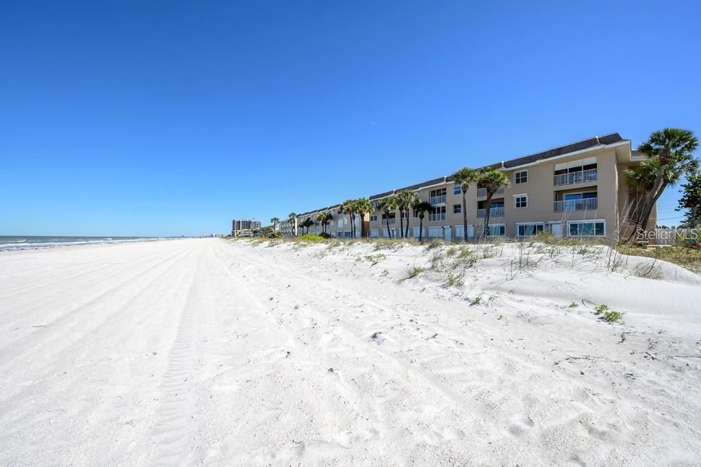 Active With Contract: $2,300 (2 beds, 2 baths, 1065 Square Feet)