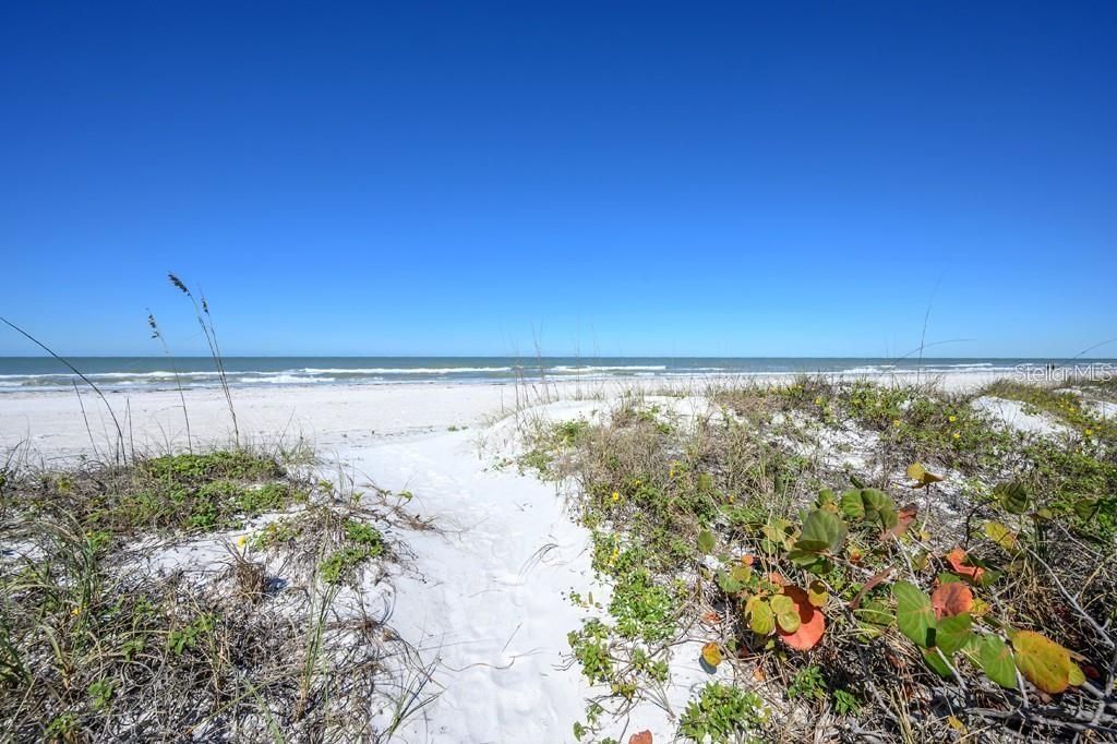 Active With Contract: $2,300 (2 beds, 2 baths, 1065 Square Feet)