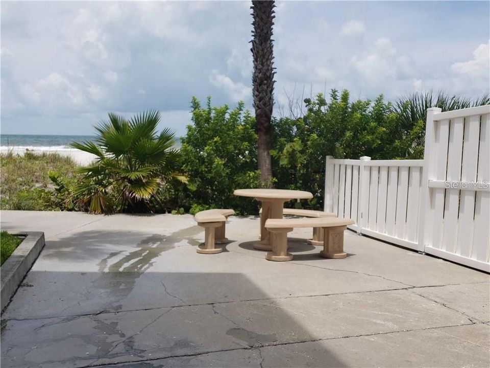 Active With Contract: $2,300 (2 beds, 2 baths, 1065 Square Feet)