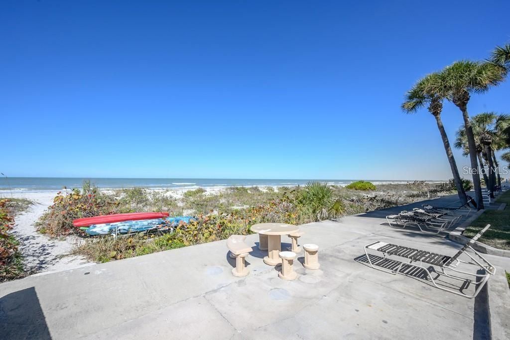 Active With Contract: $2,300 (2 beds, 2 baths, 1065 Square Feet)