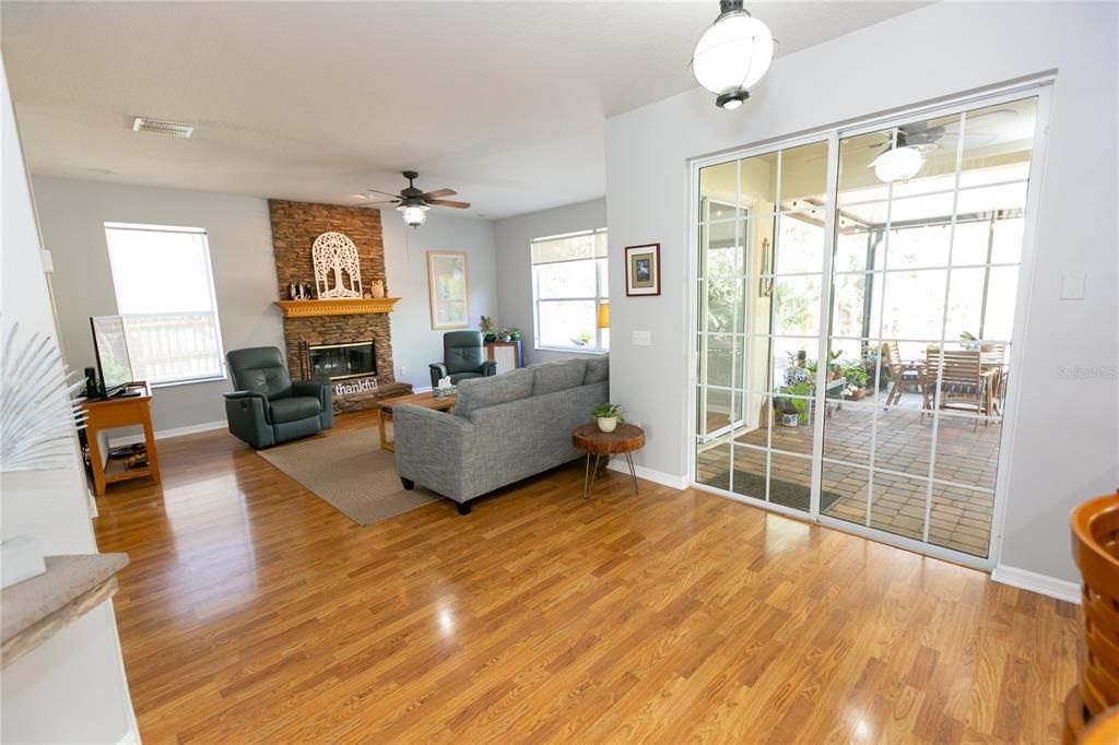 Activo con contrato: $729,900 (5 camas, 3 baños, 2908 Pies cuadrados)