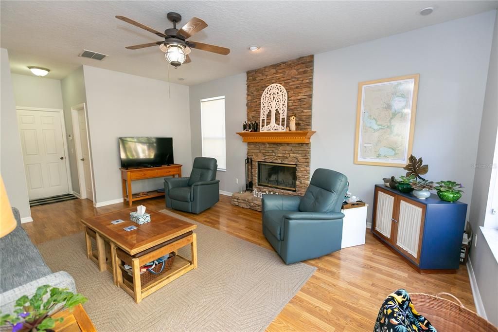 Activo con contrato: $729,900 (5 camas, 3 baños, 2908 Pies cuadrados)