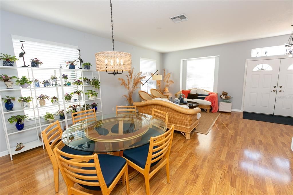 Activo con contrato: $729,900 (5 camas, 3 baños, 2908 Pies cuadrados)