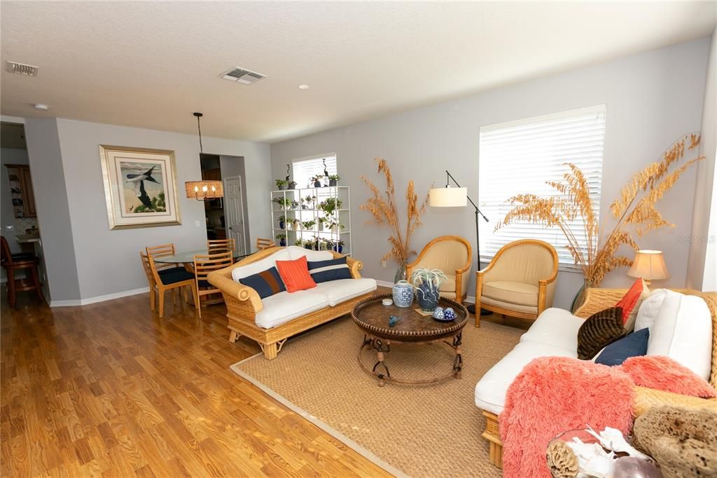 Activo con contrato: $729,900 (5 camas, 3 baños, 2908 Pies cuadrados)