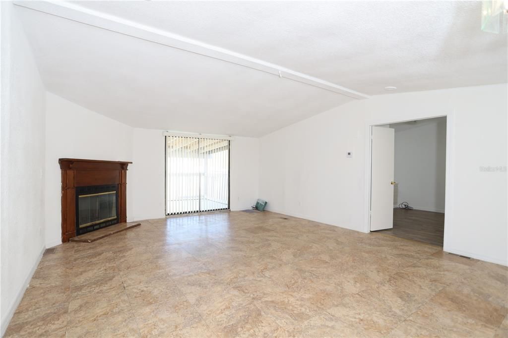 Activo con contrato: $235,000 (3 camas, 2 baños, 1288 Pies cuadrados)