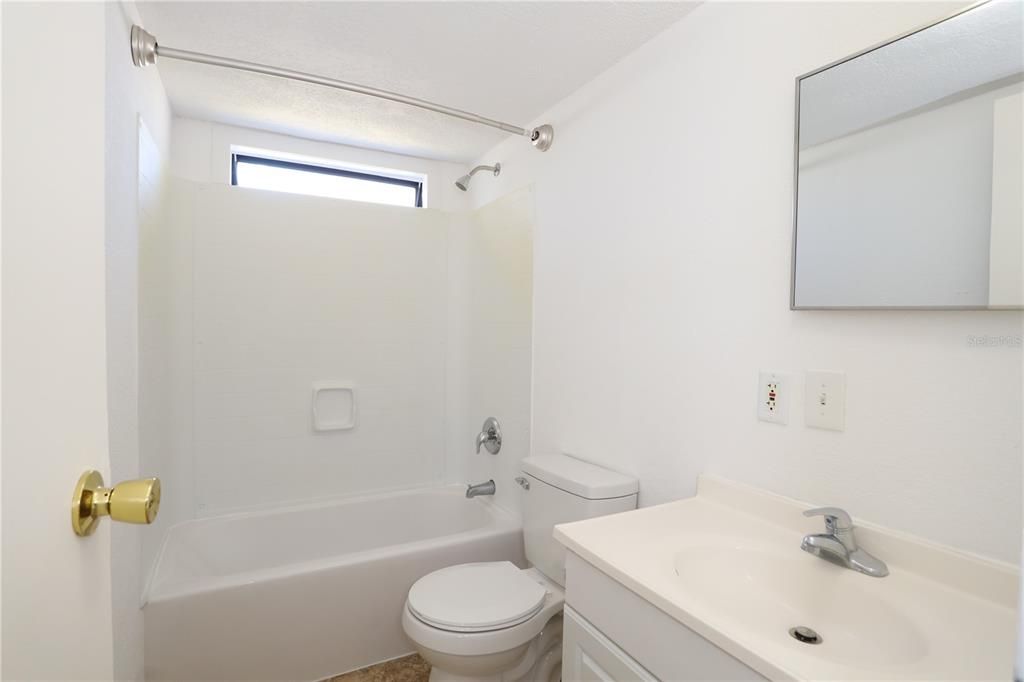 Activo con contrato: $235,000 (3 camas, 2 baños, 1288 Pies cuadrados)
