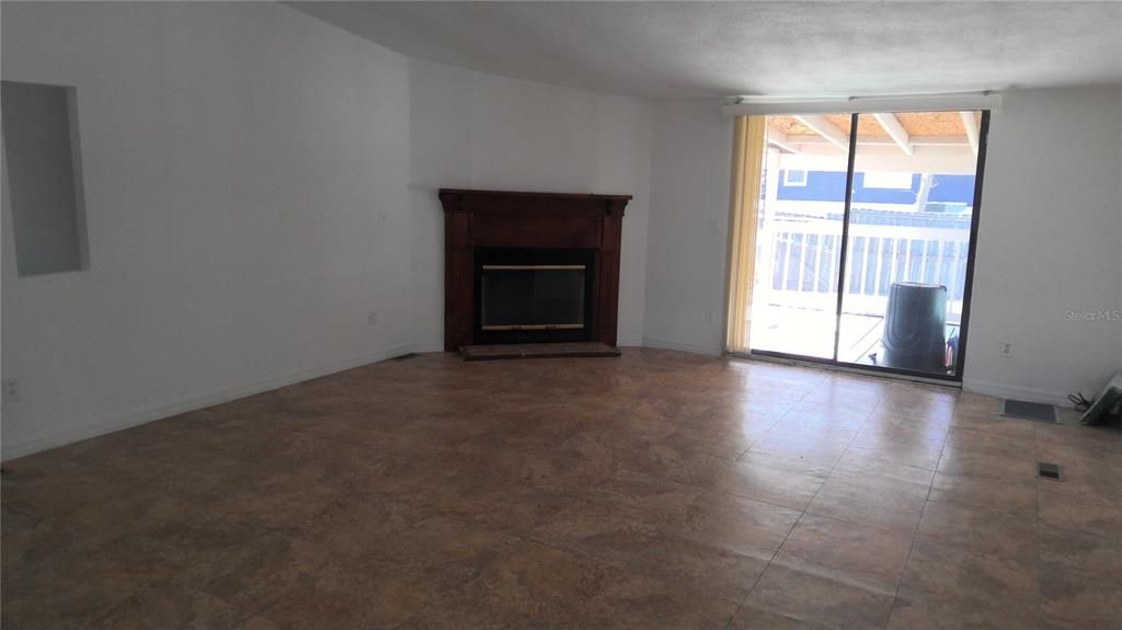 Activo con contrato: $235,000 (3 camas, 2 baños, 1288 Pies cuadrados)
