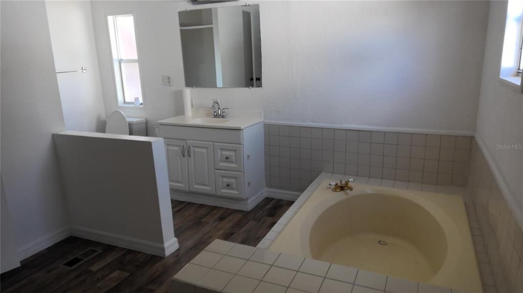 Activo con contrato: $235,000 (3 camas, 2 baños, 1288 Pies cuadrados)