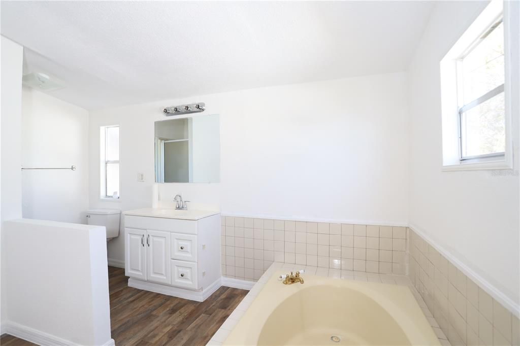 Activo con contrato: $235,000 (3 camas, 2 baños, 1288 Pies cuadrados)