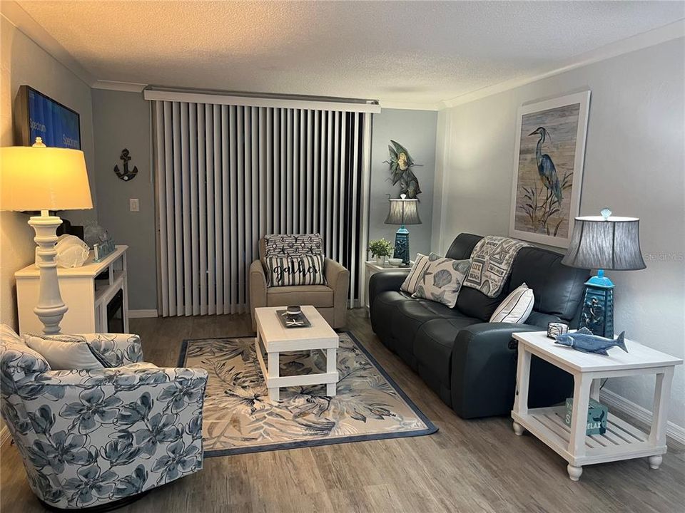 For Sale: $225,900 (2 beds, 2 baths, 843 Square Feet)