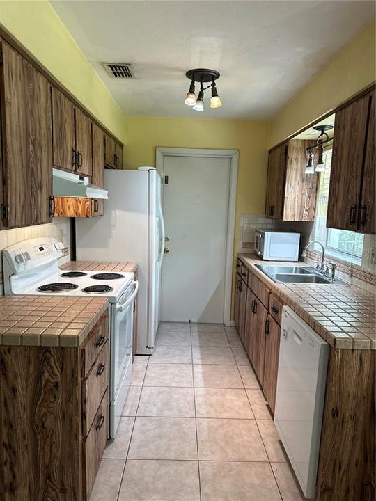 Activo con contrato: $250,000 (3 camas, 2 baños, 1233 Pies cuadrados)