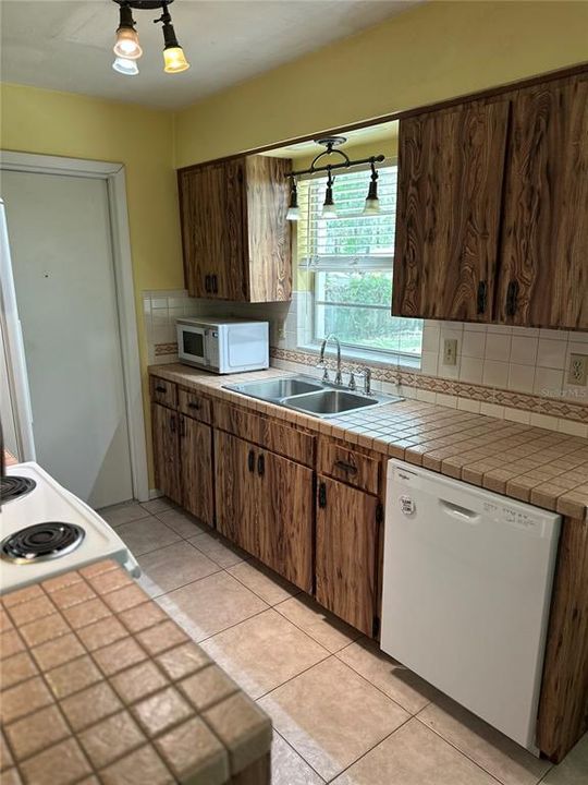 Activo con contrato: $250,000 (3 camas, 2 baños, 1233 Pies cuadrados)