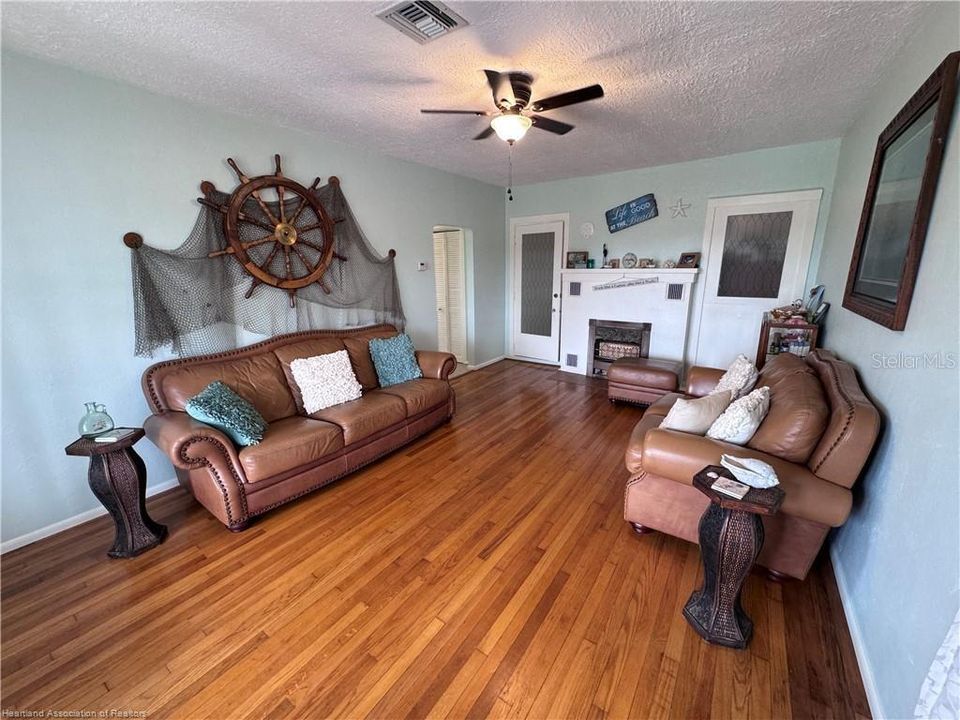 En Venta: $449,900 (1 camas, 1 baños, 1164 Pies cuadrados)