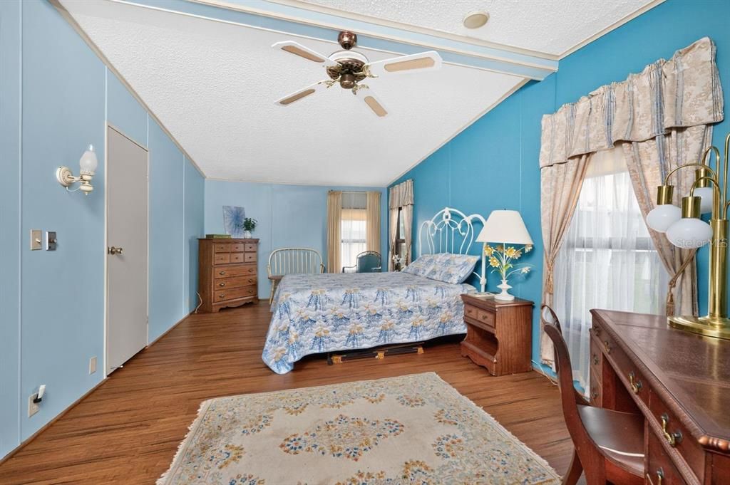 Activo con contrato: $119,900 (2 camas, 2 baños, 1296 Pies cuadrados)