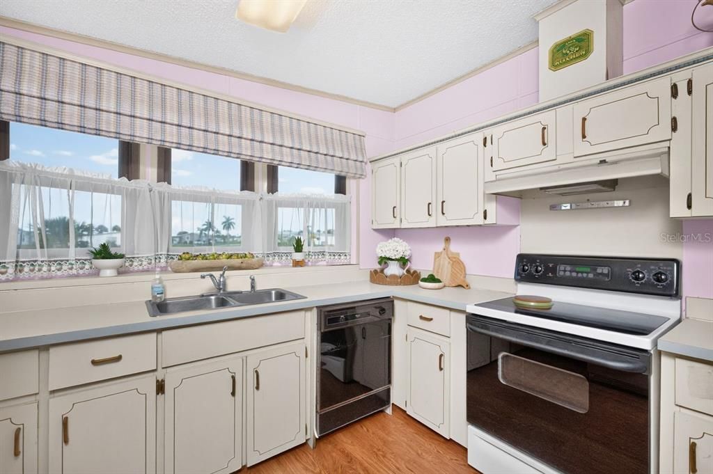 Activo con contrato: $119,900 (2 camas, 2 baños, 1296 Pies cuadrados)