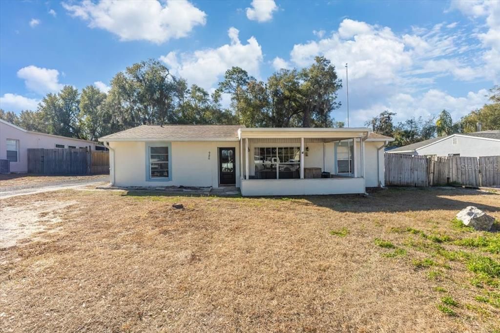 Activo con contrato: $235,000 (3 camas, 2 baños, 1216 Pies cuadrados)