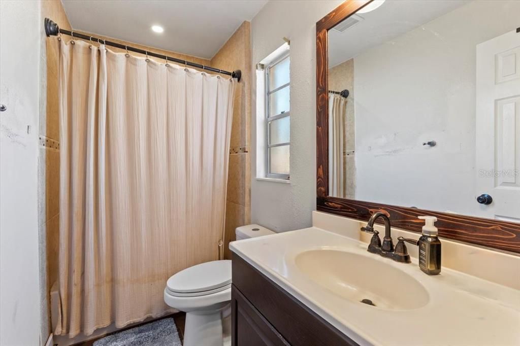 Activo con contrato: $235,000 (3 camas, 2 baños, 1216 Pies cuadrados)