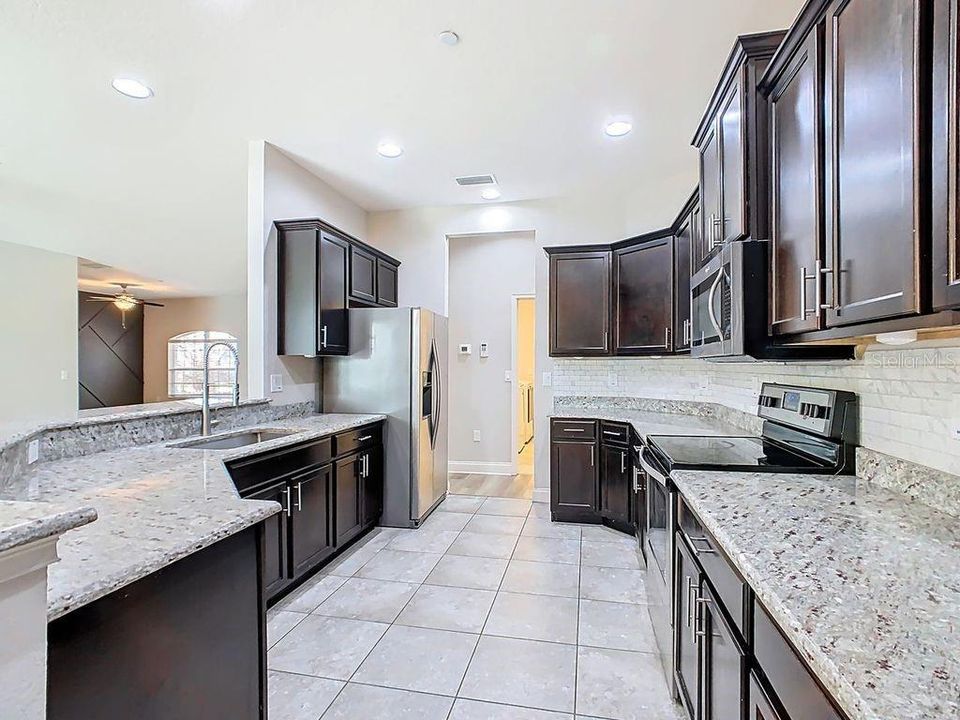 En Venta: $639,900 (4 camas, 3 baños, 2560 Pies cuadrados)