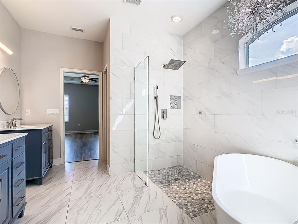 En Venta: $639,900 (4 camas, 3 baños, 2560 Pies cuadrados)