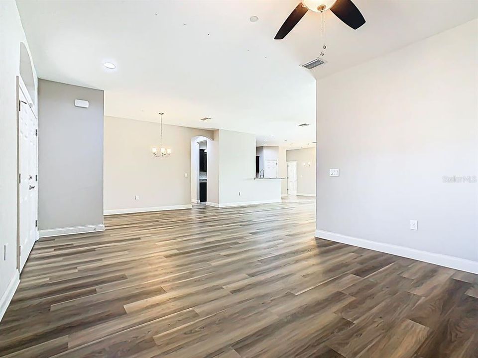 En Venta: $639,900 (4 camas, 3 baños, 2560 Pies cuadrados)
