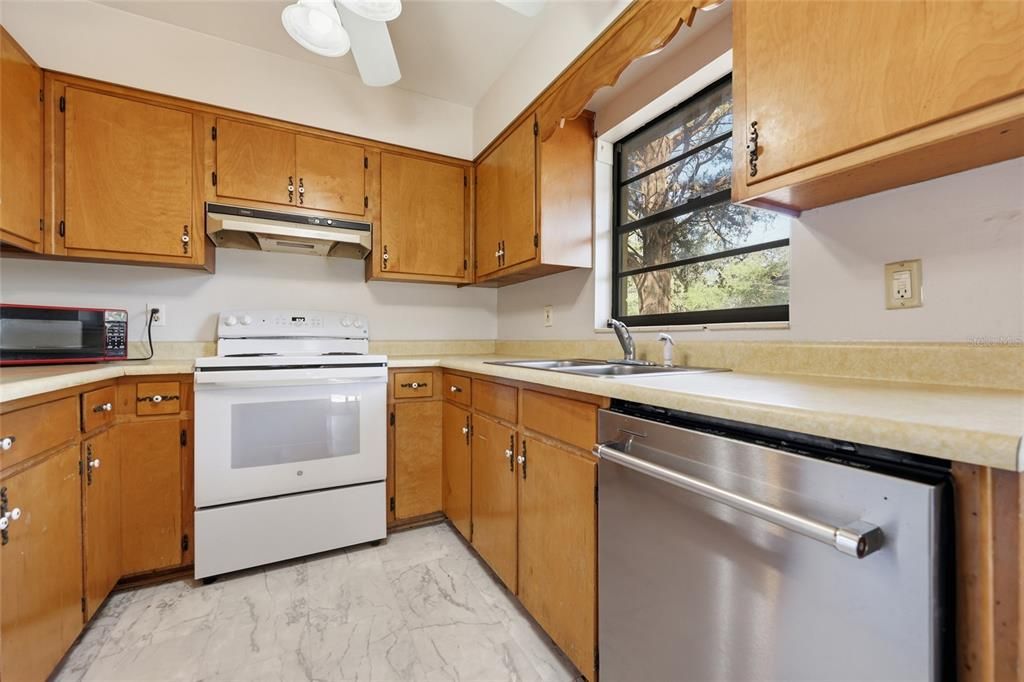 Activo con contrato: $200,000 (4 camas, 2 baños, 1639 Pies cuadrados)