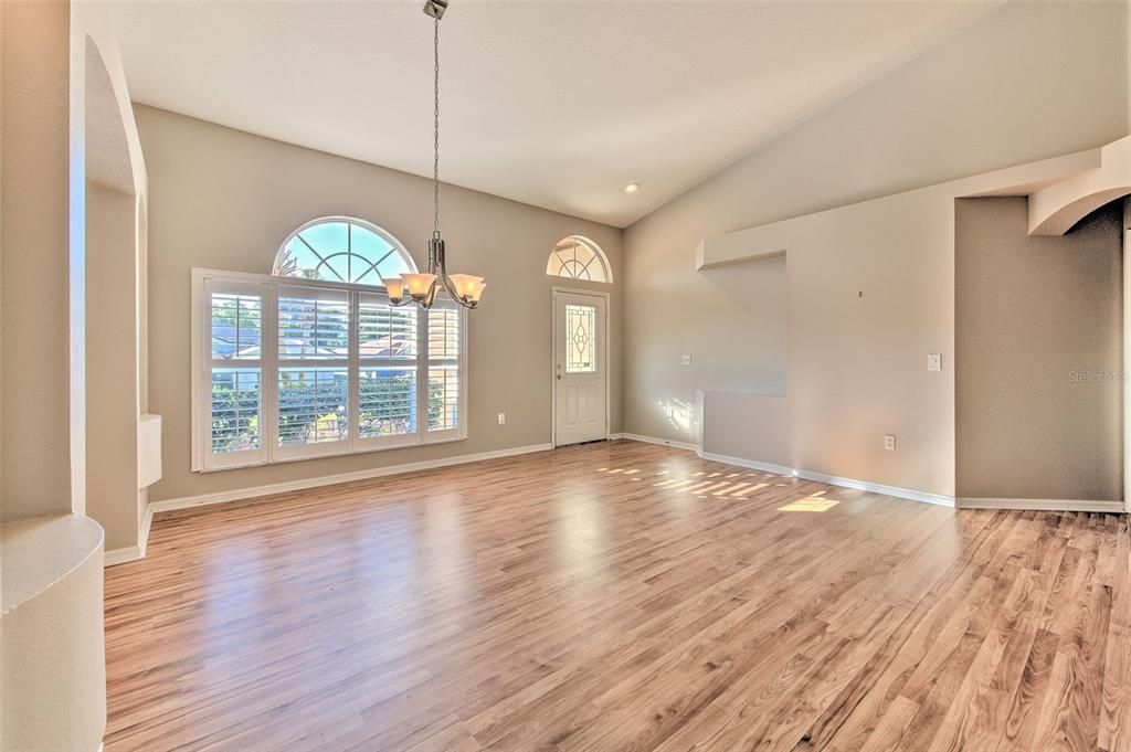 Activo con contrato: $457,000 (4 camas, 3 baños, 2227 Pies cuadrados)