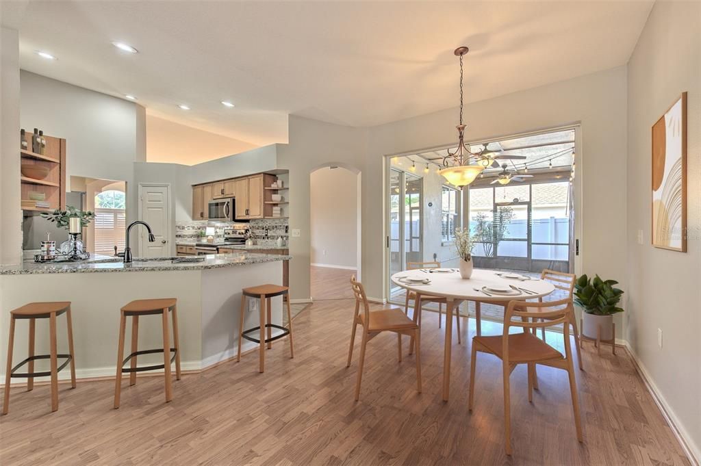 Activo con contrato: $457,000 (4 camas, 3 baños, 2227 Pies cuadrados)