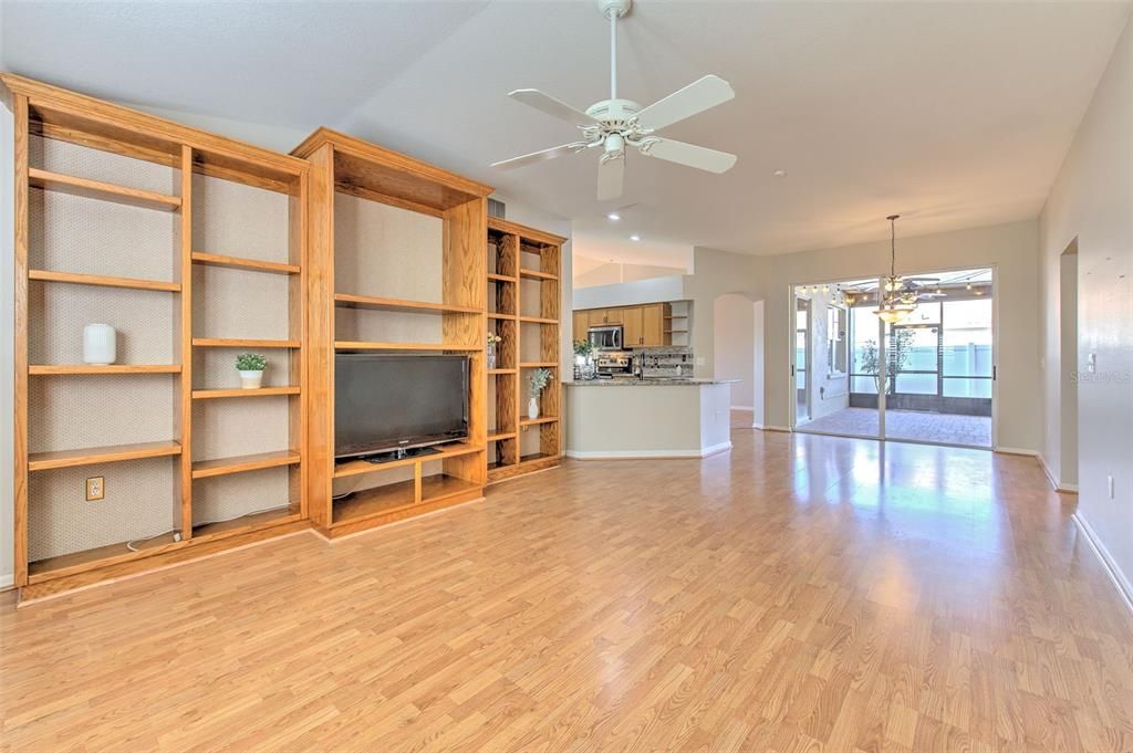 Activo con contrato: $457,000 (4 camas, 3 baños, 2227 Pies cuadrados)
