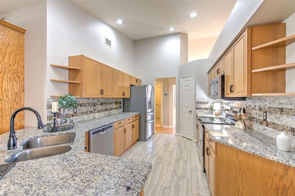 Activo con contrato: $457,000 (4 camas, 3 baños, 2227 Pies cuadrados)