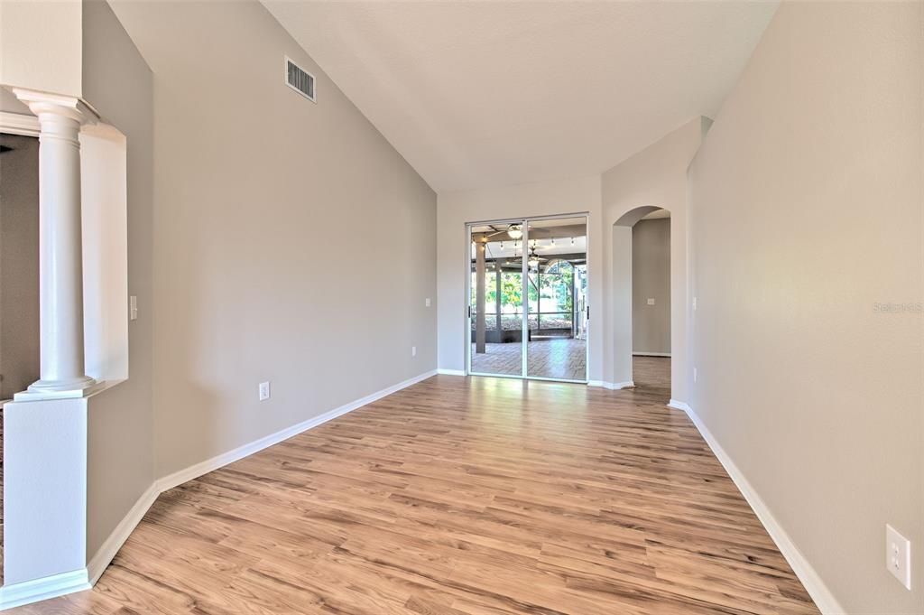 Activo con contrato: $457,000 (4 camas, 3 baños, 2227 Pies cuadrados)