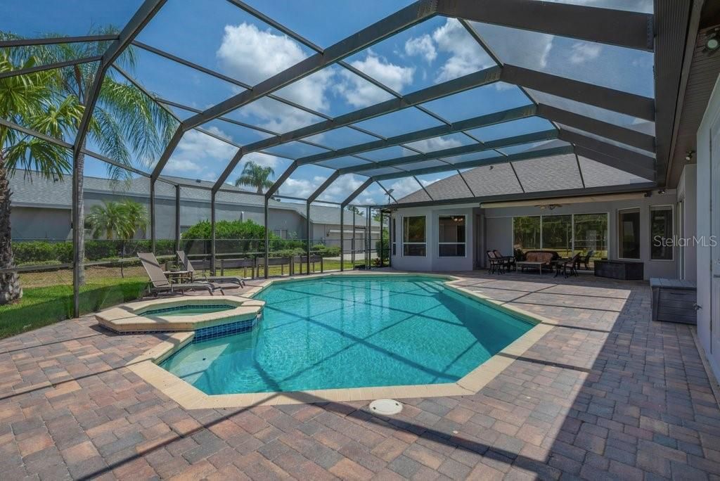 Activo con contrato: $1,175,000 (5 camas, 5 baños, 4143 Pies cuadrados)
