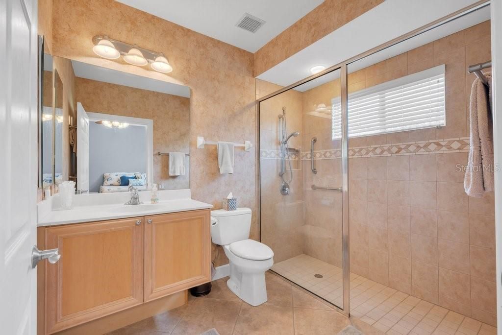 Activo con contrato: $1,175,000 (5 camas, 5 baños, 4143 Pies cuadrados)