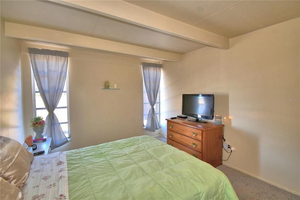 For Sale: $107,000 (1 beds, 1 baths, 648 Square Feet)