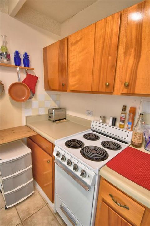 For Sale: $107,000 (1 beds, 1 baths, 648 Square Feet)