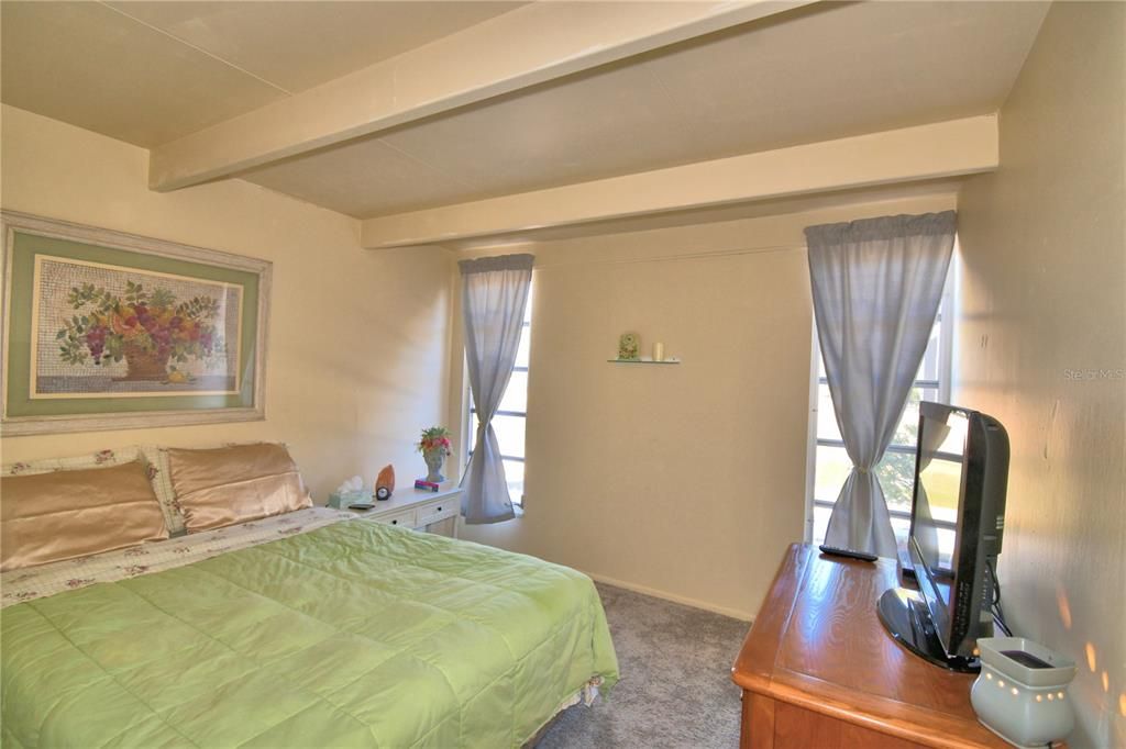 For Sale: $107,000 (1 beds, 1 baths, 648 Square Feet)