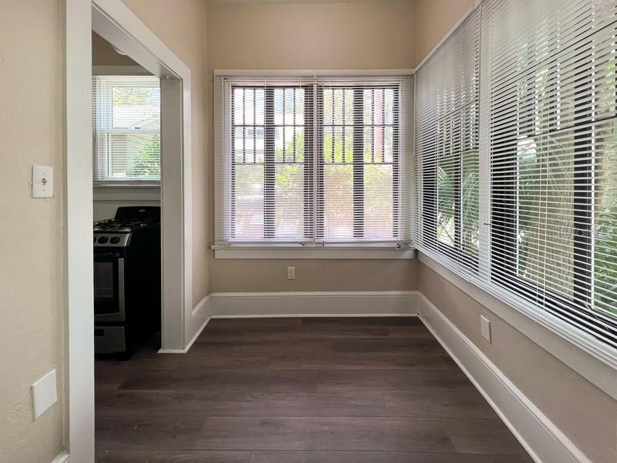 For Rent: $1,200 (1 beds, 1 baths, 720 Square Feet)