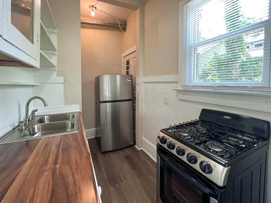 For Rent: $1,200 (1 beds, 1 baths, 720 Square Feet)