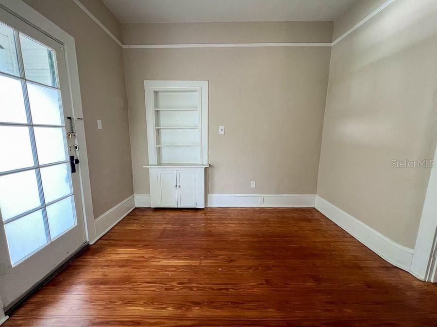 For Rent: $1,200 (1 beds, 1 baths, 720 Square Feet)