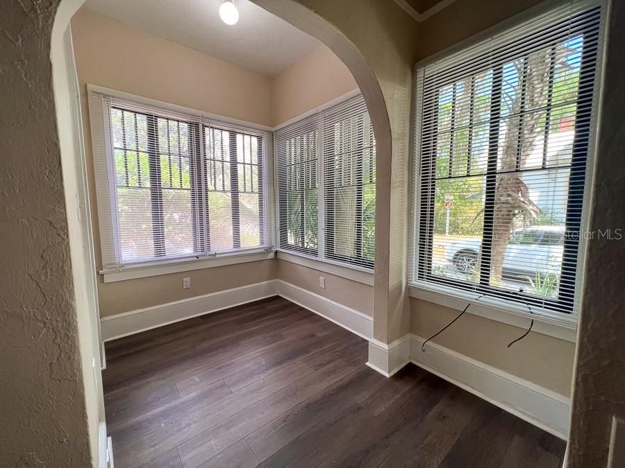 For Rent: $1,200 (1 beds, 1 baths, 720 Square Feet)