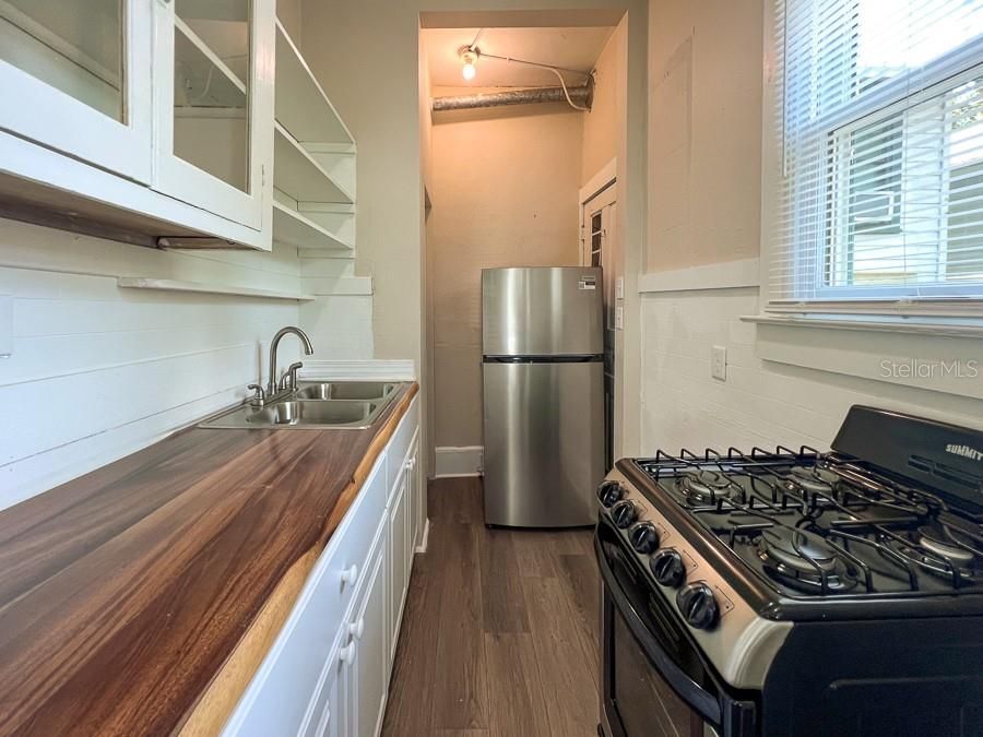 For Rent: $1,200 (1 beds, 1 baths, 720 Square Feet)